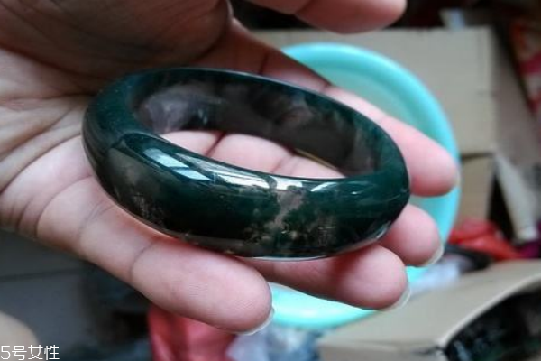 玛瑙手镯里面有裂纹是坏的吗,翡翠手镯都有裂纹吗