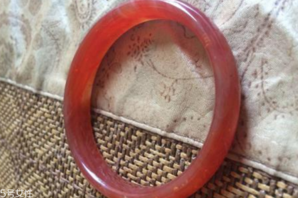 玛瑙手镯戴在左手还是右手,带玛瑙手镯的好处玛瑙手镯应该戴左手还是右手?