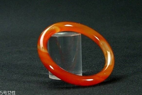 朋友送的玛瑙手镯能带吗,送玛瑙手镯的含义 朋友送的玛瑙手镯能带吗,送玛瑙手镯的含义