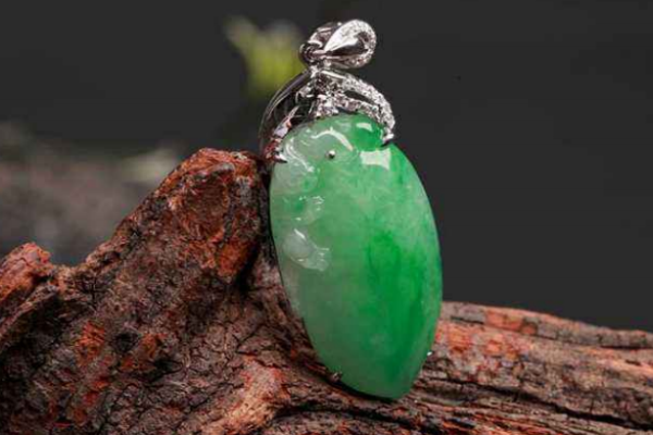 翡翠吊坠睡觉要取下来吗,翡翠吊坠睡觉时要摘下来吗 翡翠吊坠睡觉要取下来吗,翡翠吊坠睡觉时要摘下来吗