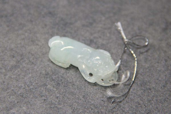 怎么判断翡翠吊坠的价格,翡翠吊坠值钱吗