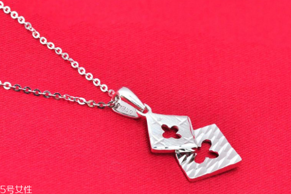 一般的铂金首饰都是纯度多高的,常见的高纯度铂金首饰包括哪三个 一般的铂金首饰都是纯度多高的,常见的高纯度铂金首饰包括哪三个