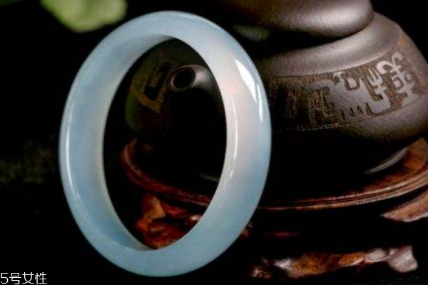 翡翠手镯和玉手镯哪个好,镯子是玉的好还是翡翠的好 翡翠手镯和玉手镯哪个好,镯子是玉的好还是翡翠的好