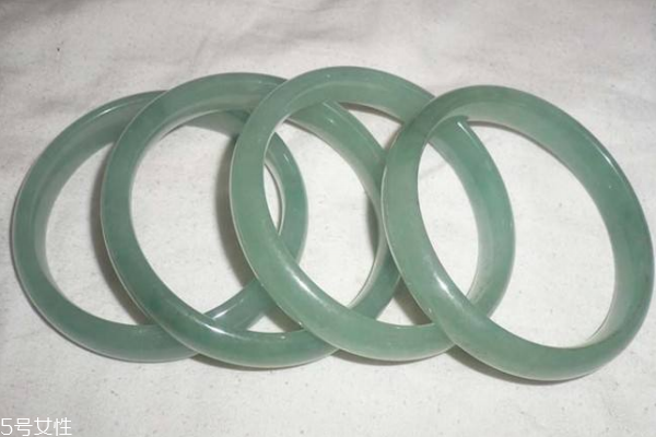 翡翠手镯和玉手镯哪个价值高,翡翠手镯对人身体有什么好处