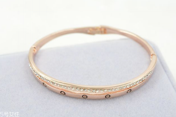 玫瑰金手镯的寓意和象征,玫瑰金手镯里面的标志是什么