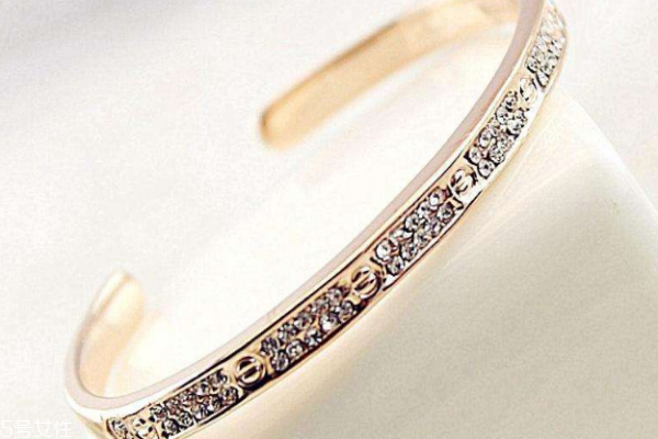 玫瑰金项链掉色了怎么办,爱马仕手镯玫瑰金会掉色吗