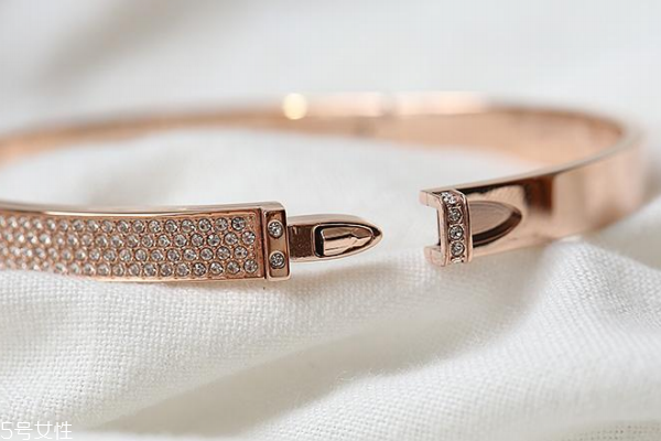 玫瑰金手镯的寓意和好处,玫瑰金项链的优点