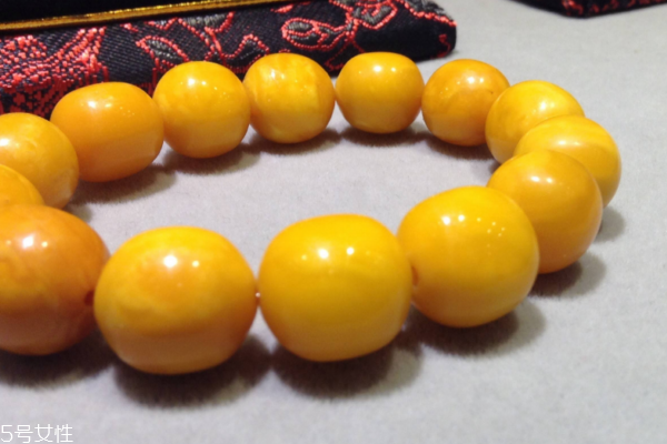 佩戴蜜蜡手串的功效和作用,蜜蜡手串的功效和作用有哪些