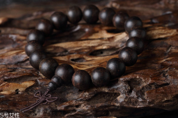 戴沉香手串需要注意什么,如何佩戴沉香手串 戴沉香手串需要注意什么,如何佩戴沉香手串