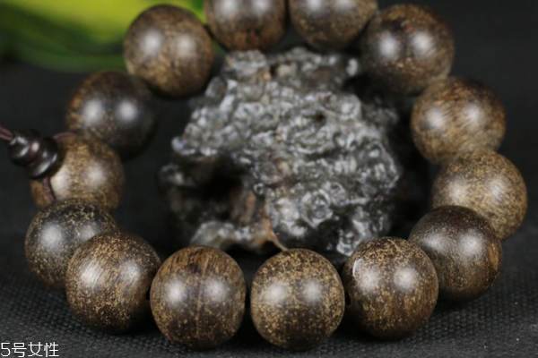 沉香手串对人身体有什么好处,戴沉香手串对身体有什么好处