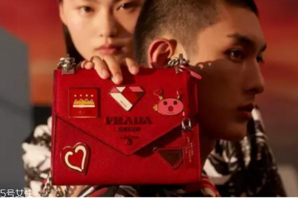 prada情人节限定女包,prada限量款包