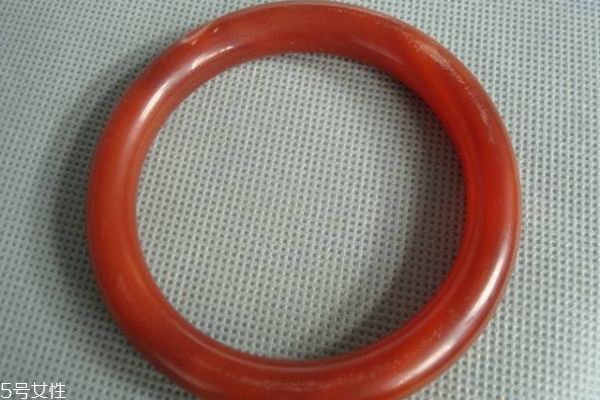 玛瑙手镯可以戴着洗澡吗,翡翠手镯能戴着洗澡吗 玛瑙手镯可以戴着洗澡吗,翡翠手镯能戴着洗澡吗