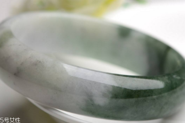 翡翠手镯能戴着睡觉吗,戴手镯睡觉会不会影响睡眠