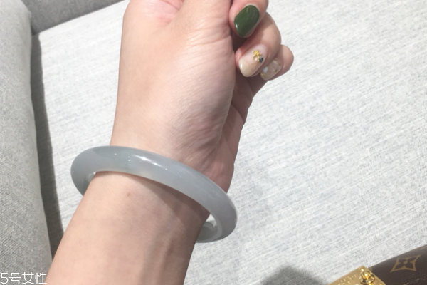 翡翠手镯碎了什么预兆,翡翠手镯会碎吗
