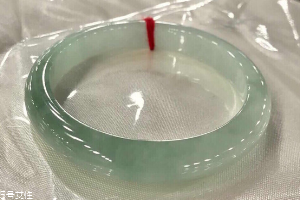 翡翠手镯的价格和什么有关系吗,今年翡翠手镯价位是高还是低