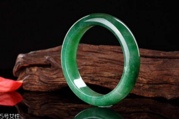 翡翠手镯变色是什么原因,翡翠手镯变色是怎么回事,你知道么?