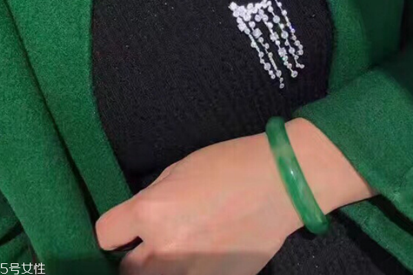 翡翠手镯会不会越戴越透,玉手镯会越戴越透吗