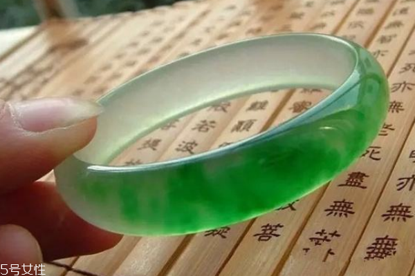 翡翠手镯戴在右手好吗,翡翠手镯为什么不能戴左手