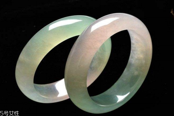 翡翠手镯能戴着洗澡吗,佩戴翡翠可以洗澡吗