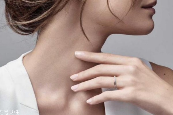 925银戒指变黑怎么洗亮,925银戒指变黑了怎么办