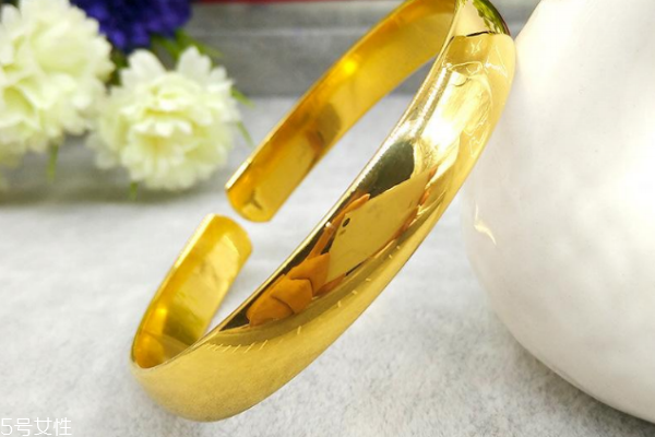 黄金手镯应该戴在左手还是右手,女性戴黄金手镯千万不要戴在左手