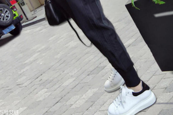 宽松休闲裤搭配什么鞋子,宽松休闲裤怎么搭配上衣好看