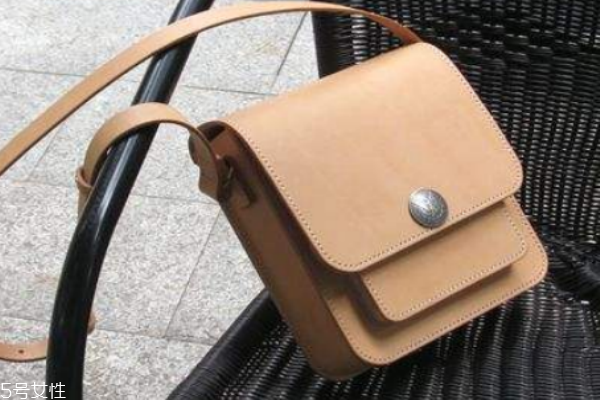 真假牛皮包鉴别,牛皮包包怎么辨别真假