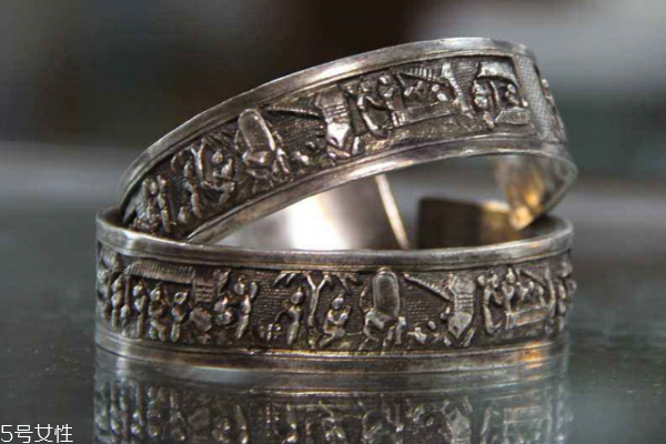 纯银戒指可以戴着洗手吗,纯银戒指可以戴着洗澡吗