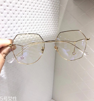 近视眼镜能用水洗吗,近视眼镜用热水洗会怎样