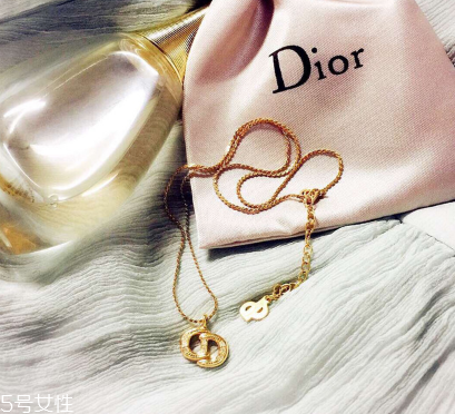 水钻是钻石吗,钻石和水钻的区别在哪里?