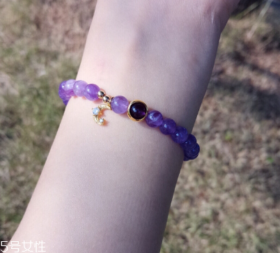 紫水晶手链佩戴在左手还是右手,紫水晶手链戴哪只手 紫水晶手链佩戴在左手还是右手,紫水晶手链戴哪只手