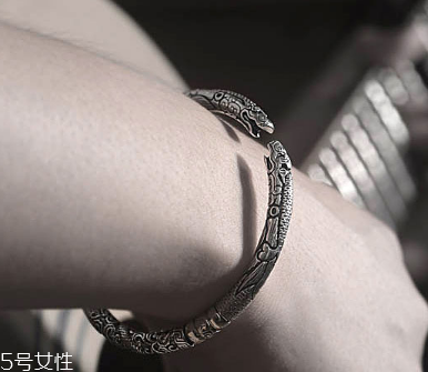 藏银手镯对人体好吗,西藏的银手镯好不好