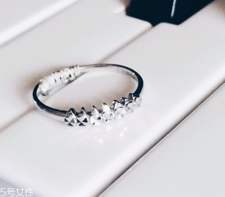 铂金戒指可以调节大小吗,铂金戒指改大