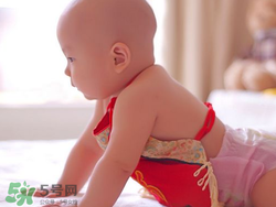 冬天宝宝睡觉穿衣服好,还是光着睡好,冬天小孩子睡觉穿什么衣服睡好