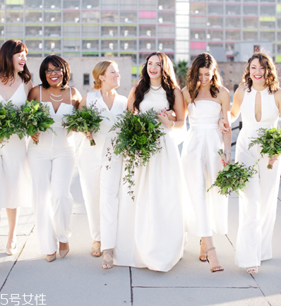 伴娘服选白色好吗,伴娘服白色的可以吗