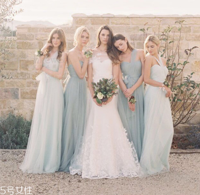 伴娘服要穿胸罩吗,伴娘礼服里面需要穿内衣吗