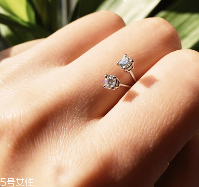 耳钉银的好还是铂金的,铂金耳钉多少钱