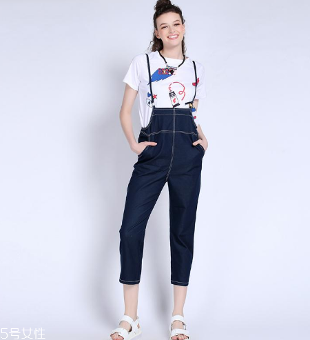 背带裤适合什么场合穿,背带裤穿什么外套合适