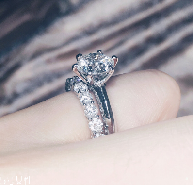 求婚戒指是买一对还是一个,求婚戒指要买一对吗 求婚戒指是买一对还是一个,求婚戒指要买一对吗