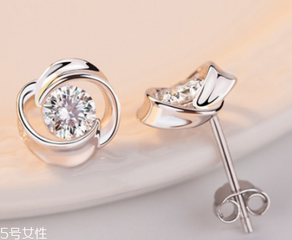 纯银耳钉变黑怎么清洗,银耳钉变黑了怎么洗