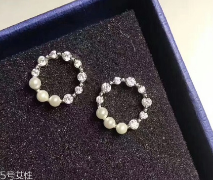 纯银耳钉会变黑吗,为什么纯银耳钉会发黑