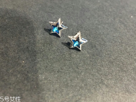 纯银耳钉贵吗,银耳钉什么纯度比较好 纯银耳钉贵吗,银耳钉什么纯度比较好