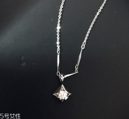 铂金项链戴着洗澡会怎么样,铂金钻石项链可以戴着洗澡吗 铂金项链戴着洗澡会怎么样,铂金钻石项链可以戴着洗澡吗