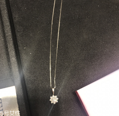 黄皮肤适合什么颜色的项链,黄皮适合什么颜色的项链 黄皮肤适合什么颜色的项链,黄皮适合什么颜色的项链