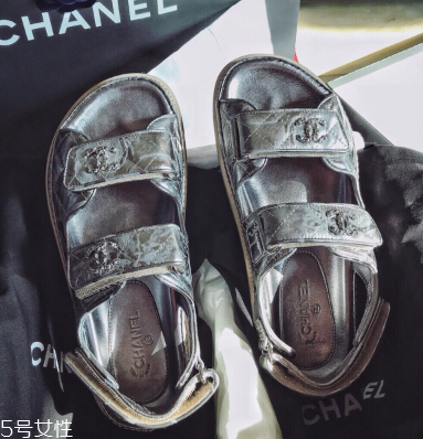 沙滩鞋和凉鞋哪个好,沙滩凉鞋什么品牌最好