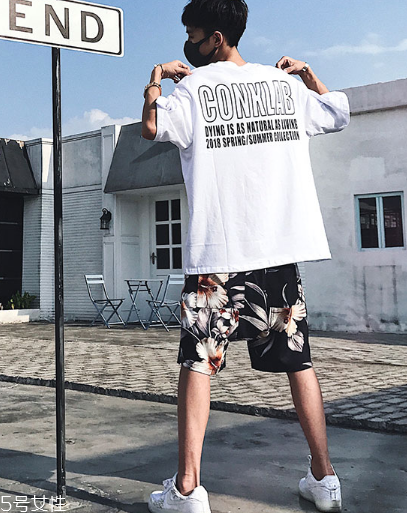 可以直接穿沙滩裤游泳吗,游泳要穿泳裤吗