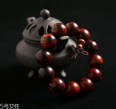 红酸枝手串怎么盘玩,红酸枝手串盘好后什么颜色