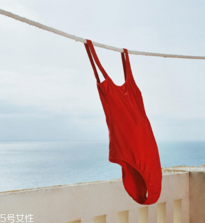 胸贴游泳会掉出来吗,穿泳衣里面需要穿胸贴吗 胸贴游泳会掉出来吗,穿泳衣里面需要穿胸贴吗