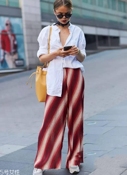 撞色阔腿裤怎么配衣服,撞色阔腿裤