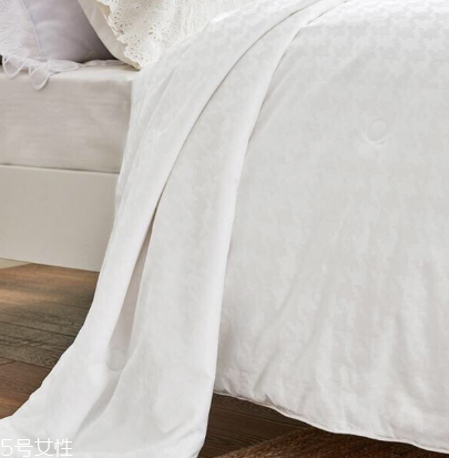 被子跑毛怎么办?,棉服跑毛的解决办法 被子跑毛怎么办?,棉服跑毛的解决办法